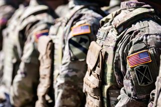 Vojáci USA v Bavorsku házeli na protijedoucí vozidla dělobuchy. Ty patrně pořídili v Česku - Echo24.cz